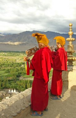Thiksey, Norther Hindistan - 1 Eylül 2016: conches üfleme iki Tibet Budist rahipler 