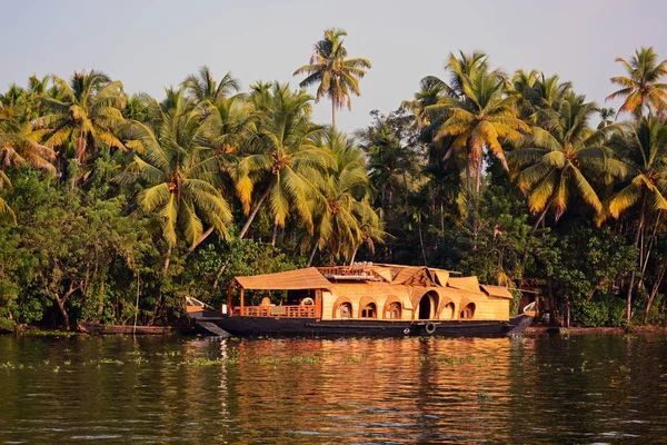 Geleneksel pilav tekne durgun Kerala, Hindistan'ın 