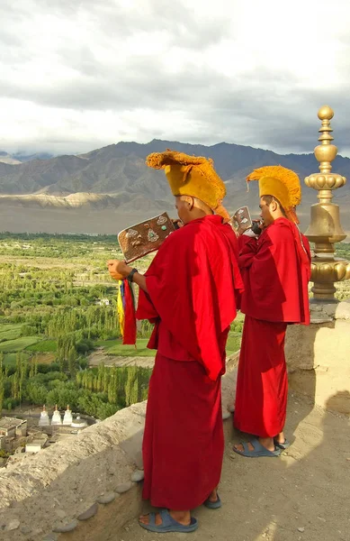 Thiksey, Norther Hindistan - 1 Eylül 2016: conches üfleme iki Tibet Budist rahipler 