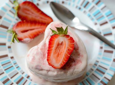 Ev yapımı çilekli dondurma tatlı semifreddo, İtalyan mutfağı