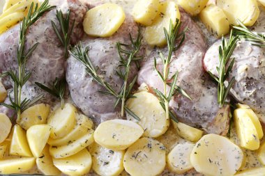 Patates ve bir diyet yemek için biberiye ile tavşan