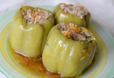 Pirinç ve et ile yeşil biber dolması
