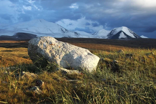 Yayla bozkır Gölü kar ile arka planda beyaz rock Dağları kaplı. Plato Ukok, Altay, Sibirya, Rusya Federasyonu