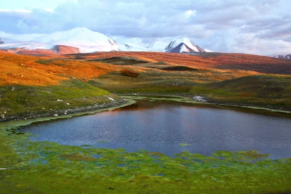 Vista al tramonto sul lago sul famoso Altopiano di Uascar, Altai, Russia — Foto Stock