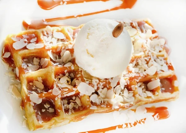 Top vanilyalı dondurma, karamel Şurup ve badem ile Belçika waffle
