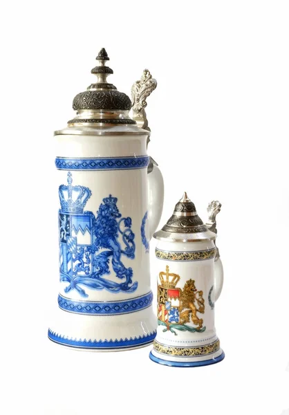 Bavyera arması beyaz bir arka plan üzerinde izole aslan ile iki vintage bira bardağı