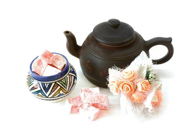 Türk lokumu dönüm-lokum ve beyaz arka plan üzerinde izole çaydanlık Gül aromalı