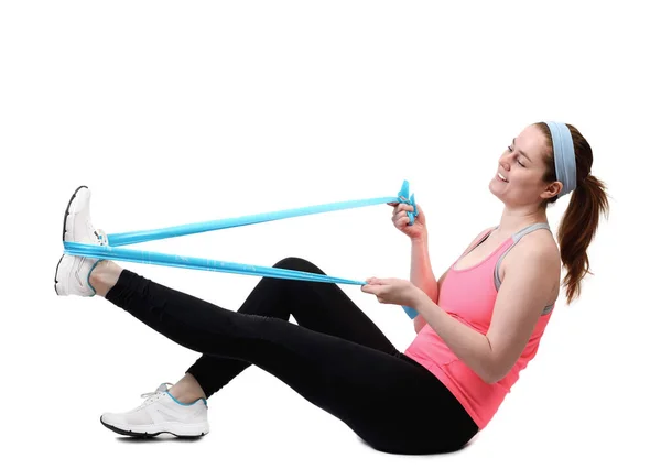 Genç kadının Fizyo lateks bant ile egzersiz yapması uygun. Beyaz bir arka plan üzerinde izole