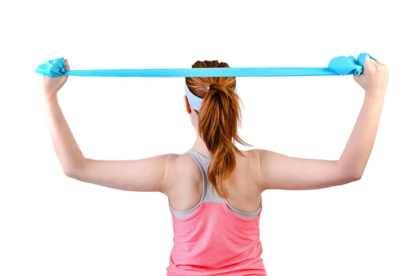 Genç kadının Fizyo lateks bant ile egzersiz yapması uygun, arkadan görüntüleyin. Beyaz bir arka plan üzerinde izole