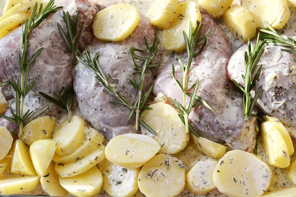 Patates ve bir diyet yemek için biberiye ile tavşan