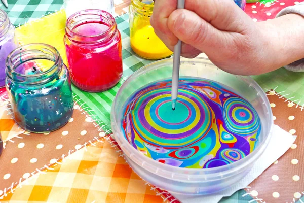 Ebru tekniğinde Çizim oluşturma işlemi