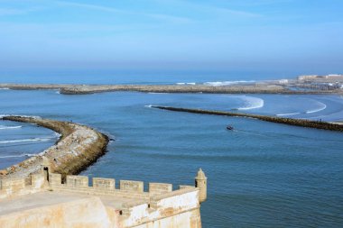 Rabat, Fas - 26 Aralık 2015: Bouregreg Nehri ağız ve Atlantik Okyanusu üzerinden Udayas Rabat, Fas, Afrika Kasbah görünümü