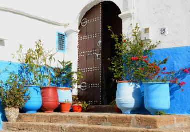  çiçek kavanoz Udayas Rabat Kasbah sokaklarında. 