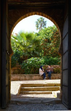 Rabat, Fas - 26 Aralık 2015: Kasbah Udayas bahçelerde Endülüs girişine