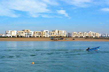 Rabat, Fas - 26 Aralık 2015: Bouregreg Marina Rabat, yeni özel apartman binaları. 