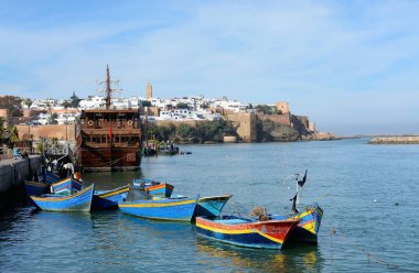 Rabat, Fas - 26 Aralık 2015: Udayas Rabat, Kasbah. Geleneksel mavi balıkçı tekneleri ön planda.