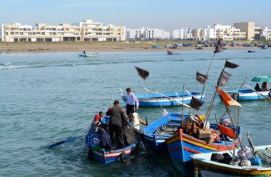 Rabat, Fas - 26 Aralık 2015: Yeni özel apartmanlar Rabat Bouregreg Marina'da. Geleneksel mavi balıkçı tekneleri ön planda.