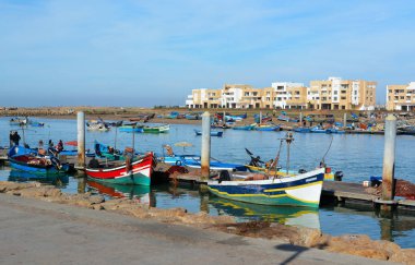 Rabat, Fas - 26 Aralık 2015: Yeni özel apartmanlar Rabat Bouregreg Marina'da. Geleneksel mavi balıkçı tekneleri ön planda.