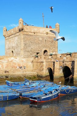 Essaouira, Fas - 5 Ocak 2016: Essaouira eski liman güzel mavi tekneler