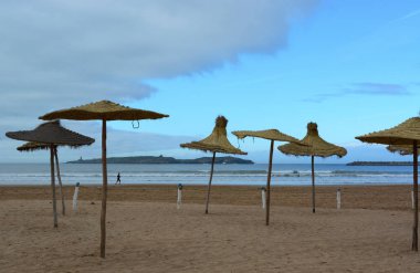 Essaouira, Fas - 6 Ocak 2016: Yağmurdan sonra Essaouira plaj şemsiyeleri 