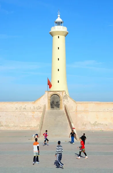 Rabat, Fas - 26 Aralık 2015: oynarken futbol (futbol) açık deniz feneri Atlantic coast Rabat, Fas Fas gençler. 