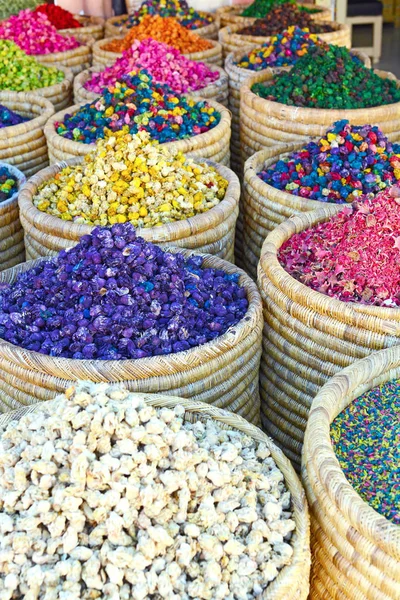 Selectie van kruiden en droge bloemen op een traditionele Marokkaanse markt (souk) in Marrakech, Marokko — Stockfoto