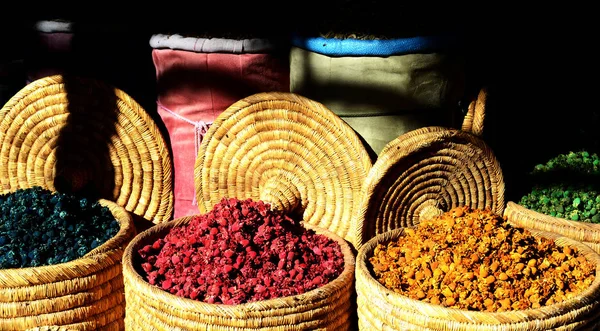 Çeşitli otlar ve Marakeş, Fas geleneksel Fas Pazar (Çarşısı) kuru çiçekler