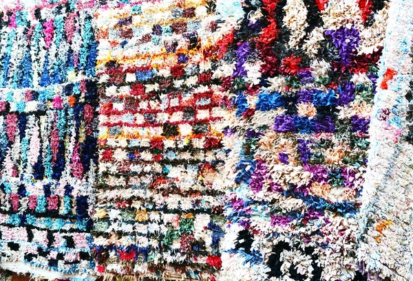 五颜六色的摩洛哥地毯在市场上 — 图库照片