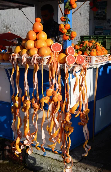 Verse grapefruit en sinaasappelsap op de markt — Stockfoto