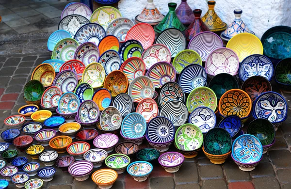 Geleneksel Arapça, el işi renkli süslü tabaklar pazarda vurdu.