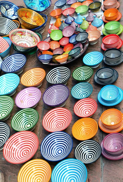 Geleneksel Arapça, el işi renkli süslü tabaklar pazarda vurdu.