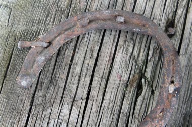 Ahşap bir masa üzerinde eski at nalı.