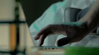 Yakın çekim yetişkin erkek el laptop çalışma. Sistem Yöneticisi Laboratuvarı bilim adamları işyerinde profesyonel yazılım sorunu çözmek.