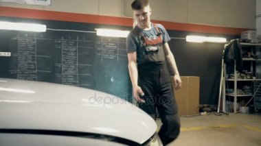 Kaput açma ve araba servisi motoru kontrol adam onarın. Oto tamir atölyesi