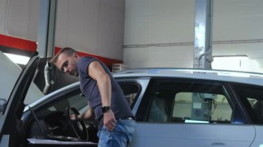 Teknisyen adam bilgisayar tanılama araba motoru onarımları yapmak