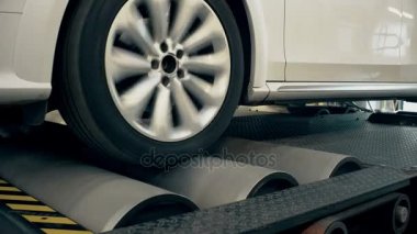 Tekerlekli otomobil ayakta araba güç ölçmek için silindirler, iplik