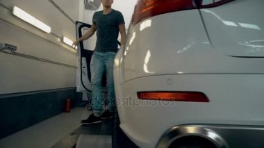 Arabadan girme ve başparmak gösterilmesini memnun müşteri. Araba Bakımı