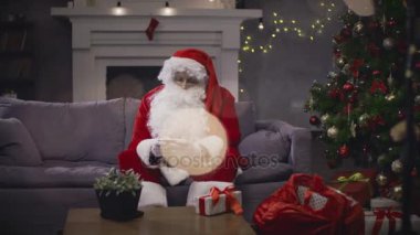 Genç adam kostüm Noel Noel Baba yazarak iletisiyle arkadaşlar için dilek