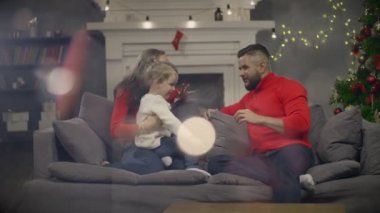 Mutlu aile arka plan Christmas dekorasyon kanepede oturan