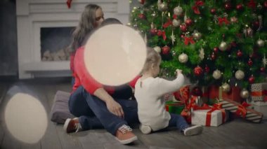 Oyuncak ve garland tarafından Noel ağacı süsleme mutlu bir aile. Yeni yıl içinde ev