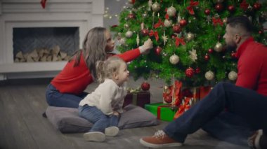 Mutlu aile Noel ağacı tatil için hazırlar. Noel tatili içinde ev