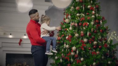 Dostu aile tatil için Noel ağacı süsleme. Yeni yıl ağacı içinde ev