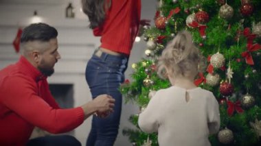 Anne, baba ve kızı dekorasyon rahat ev Noel ağacı üzerinde asılı