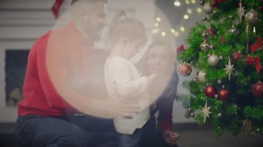 Anne, baba ve kızı tatil eve Noel ağacına dekorasyon