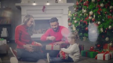 Mutlu aile açılış arka plan yeni yıl ağacı katta oturan kutusu görüntüler