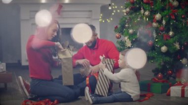 Mutlu aile açılış tatil hediye kutusu katta oturan neredeyse Noel ağacı