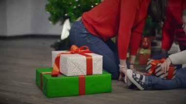 Mutlu bir aile tatil hediye kutusu arka plan Noel ağacı üzerinde hazırlar