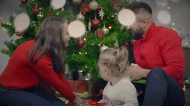 Mutlu aile vermek birbirlerine tatil kutusu için yılbaşı gecesini sunar.