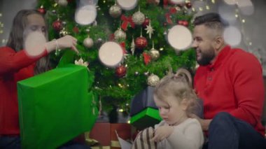 Arka plan Christmas tree katta oturan kutusu genç aile açılış sunar