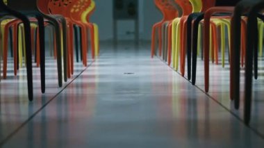 Modern konferans salonu iş ofiste ayakta sandalyeler çok renkli